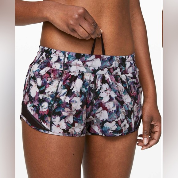 Lululemon Hotty Hot Short II '2.5" Utopia Multi/ Deep Phantom Size: 6 - Picture 5 of 15